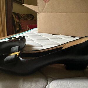 Ferragamo Womens Vara 6.5 B